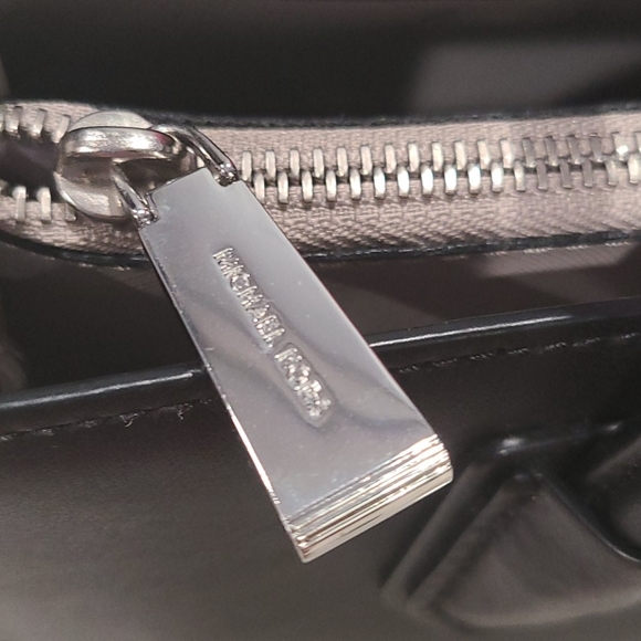 Micheal kors purse - Picture 4 of 10